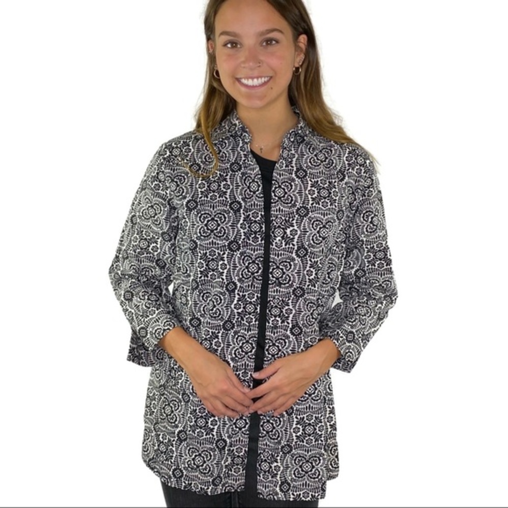 Westbound Black & White Print Wrinkle Free Button Down Vented Sides size 8